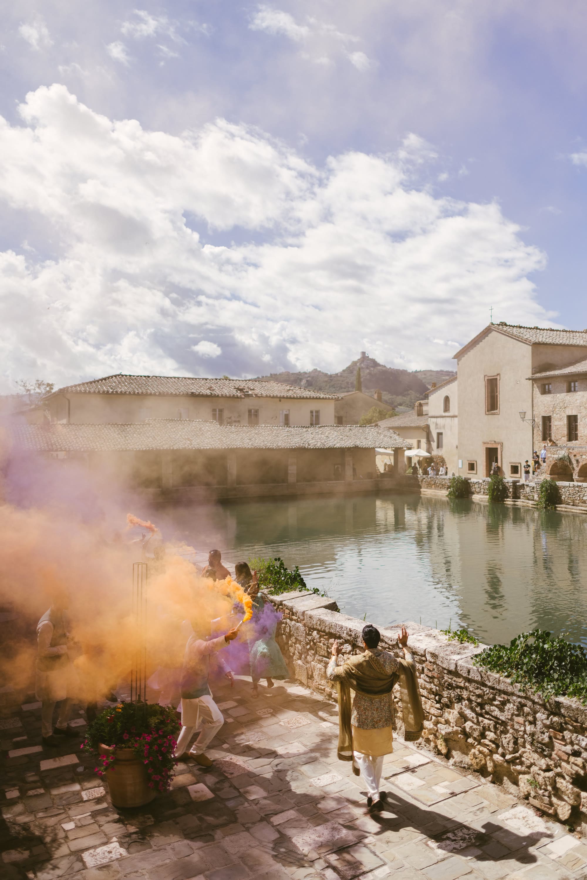 Fumo colorato sulla piazza di Bagno Vignoni