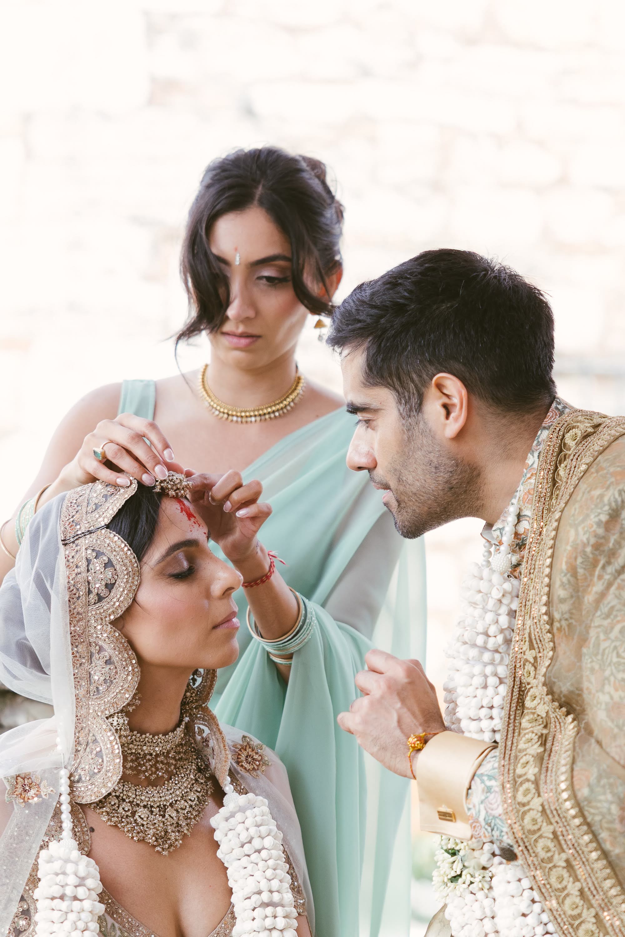 Lo sposo applica il sindoor alla sposa sotto il mandap