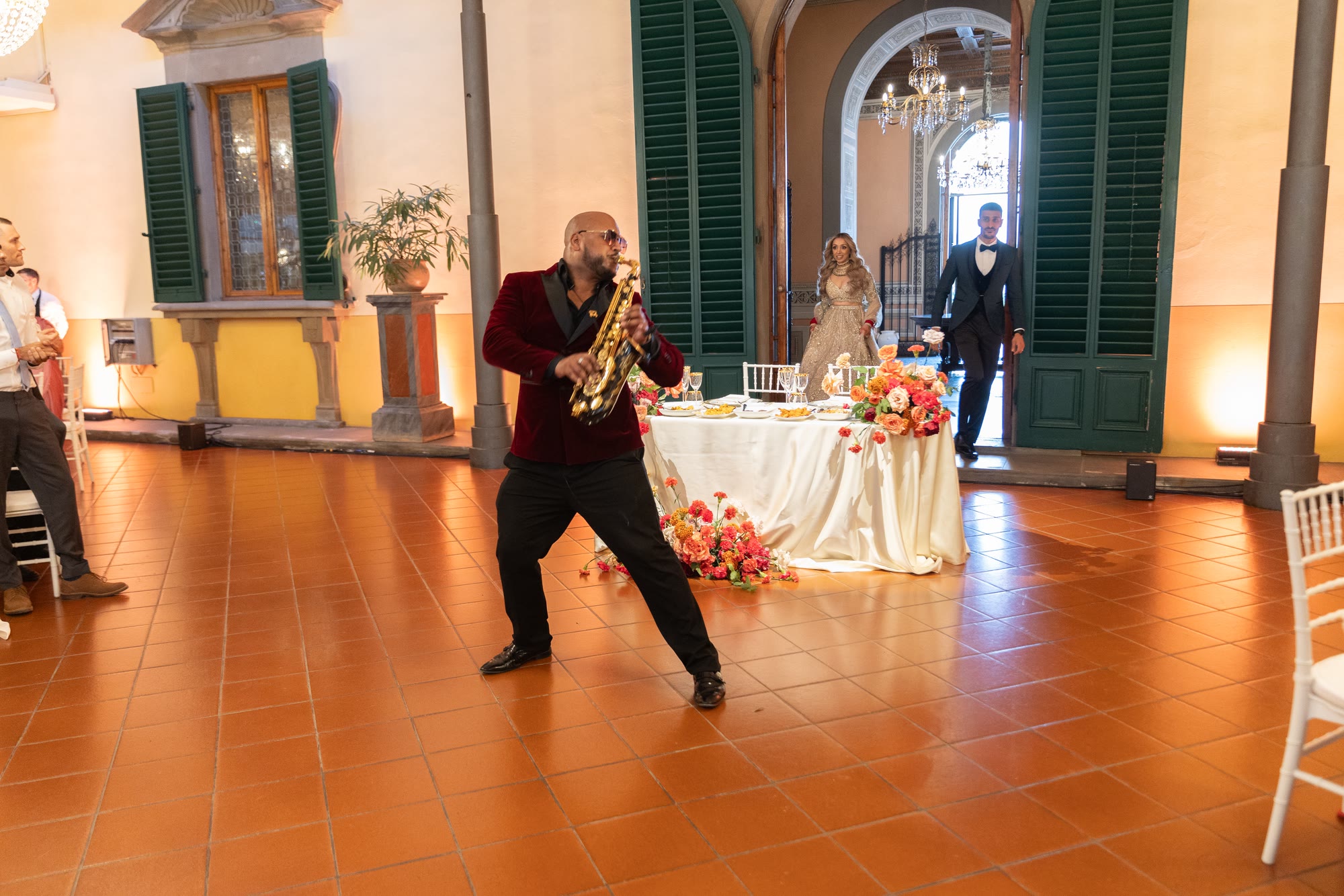 Un sassofonista che suona nella sala durante la cena